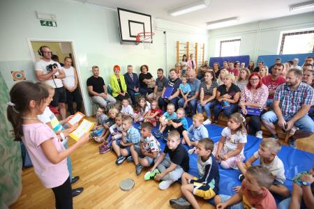 PRVI ŠOLSKI DAN SPREJEM PRVOOLČKOV UNEC 04 FOTO LJUBO VUKELIČ